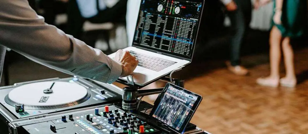 DJ Lou Paris at work